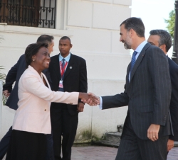 El Príncipe de Asturias recibe el saludo de la Ministra de Educación de la República de Panamá, Lucy Molinar